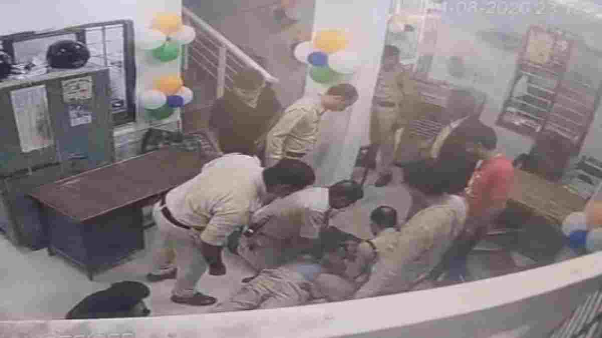 थाने में ASI की अचानक बिगड़ी तबीयत: CPR देकर साथी पुलिसकर्मियों ने बचाई जान, Video Viral