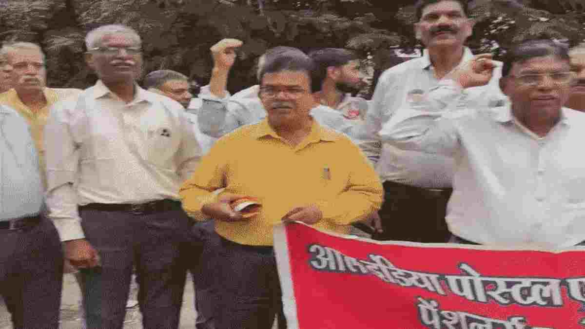 पुरानी पेंशन बहाली को लेकर प्रदर्शन, एनपीएस और यूपीएस खत्म करने समेत कुल 11 मांगों को लेकर आंदोलन