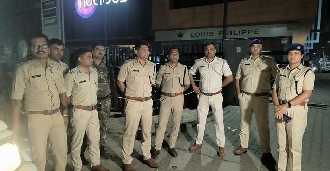 रांची में देर रात रेस्टोरेंट पर पुलिस का छापा : बिना लाइसेंस शराब परोसने का आरोप, संचालक समेत 5 गिरफ्तार