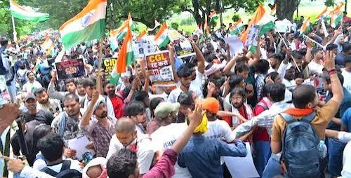Ranchi Student Protest : हंगामे के बाद छात्रों की सुरक्षित घर वापसी की पहल, जिला प्रशासन ने जारी किया हेल्पलाइन नंबर