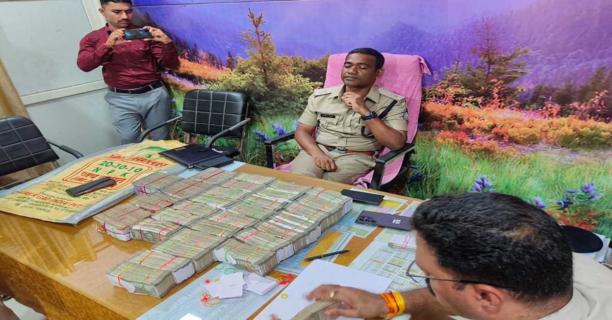 रतलाम पुलिस की बड़ी कार्रवाई: बिना नंबर की कार से मिला नोटों से भरा बोरा, गिनने के लिए मंगानी पड़ी मशीनें