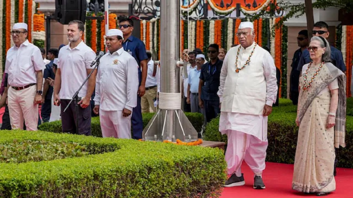 ‘सोने की चम्मच लेकर जन्मे लोगों की…’, राहुल-खरगे पर BJP नेताओं का हमला