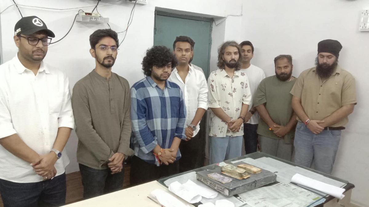 मैदान में सजी थी जुए की महफिल, तभी आ धमकी पुलिस, घेराबंदी कर 9 आरोपियों को रंगे हाथ दबोचा