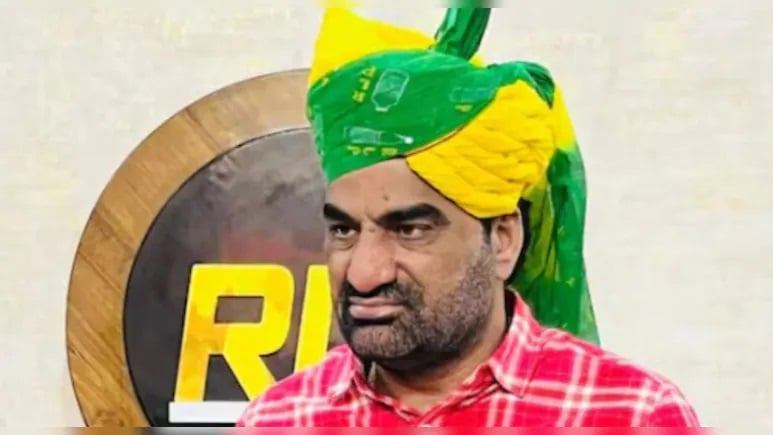 Churu News: भाषण के दौरान शोर से नाराज हुए हनुमान बेनीवाल, माइक फेंककर बीच कार्यक्रम से लौटे