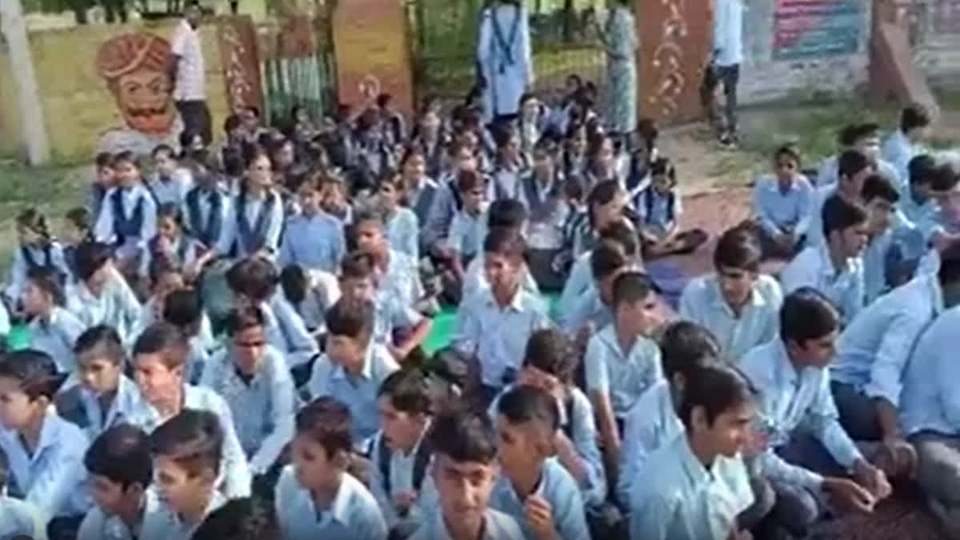 स्कूल पर ताला, सड़क पर धरना; छात्रों के प्रदर्शन का VIDEO वायरल होते ही शिक्षा विभाग ने तुरंत लिया बड़ा फैसला