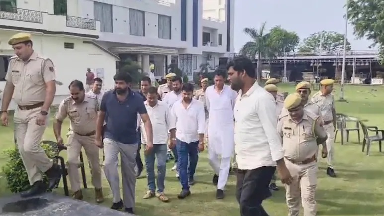 अमित शाह के अलवर पहुंचने से पहले बड़ा एक्शन! कांग्रेस जिलाध्यक्ष हिरासत में, थाने के बाहर जुटी भीड़
