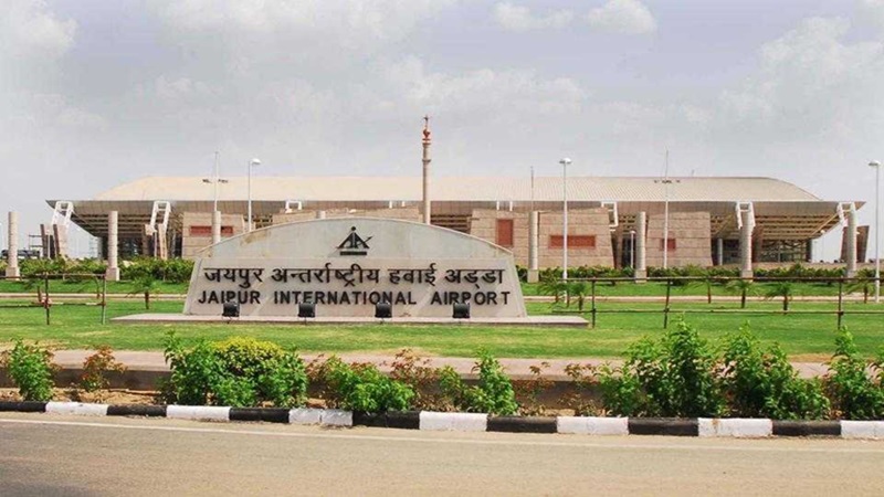 Jaipur Airport Accident: जयपुर एयरपोर्ट पर उड़ान भरने से पहले NCC विमान से टकराई गाड़ी, टला बड़ा हादसा; पंख हुए क्षतिग्रस्त