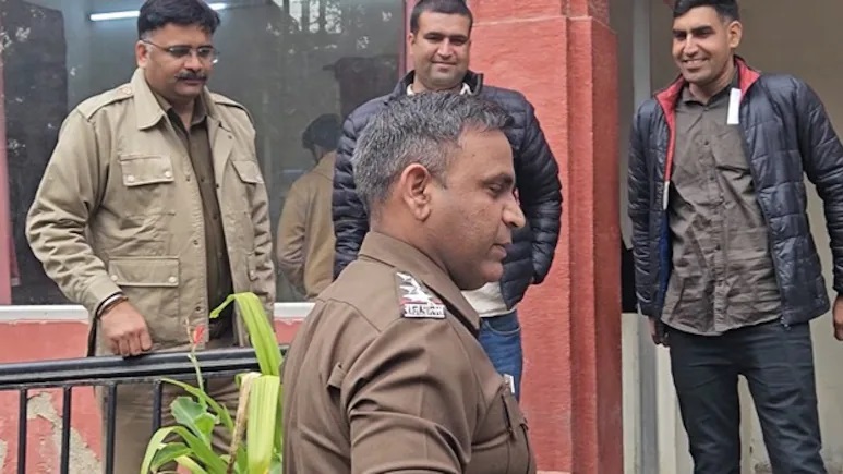 Rajasthan SI Physical Test: मास्क लगाकर बहन की जगह पहुंची फिजिकल देने, दस्तावेज चेक होते ही खुल गया SI भर्ती का फर्जीवाड़ा