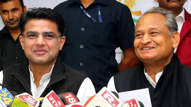 टिकट के लिए कांग्रेस में भिड़े गहलोत-पायलट खेमे, BJP में भी नेताओं ने छोड़ा साथ