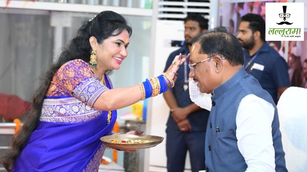 मुख्यमंत्री निवास में रक्षाबंधन पर्व : रक्षा सूत्रों से सजी CM साय की कलाई, बोले- बहनों का सम्मान, सुरक्षा और आर्थिक सशक्तिकरण सर्वोच्च प्राथमिकता