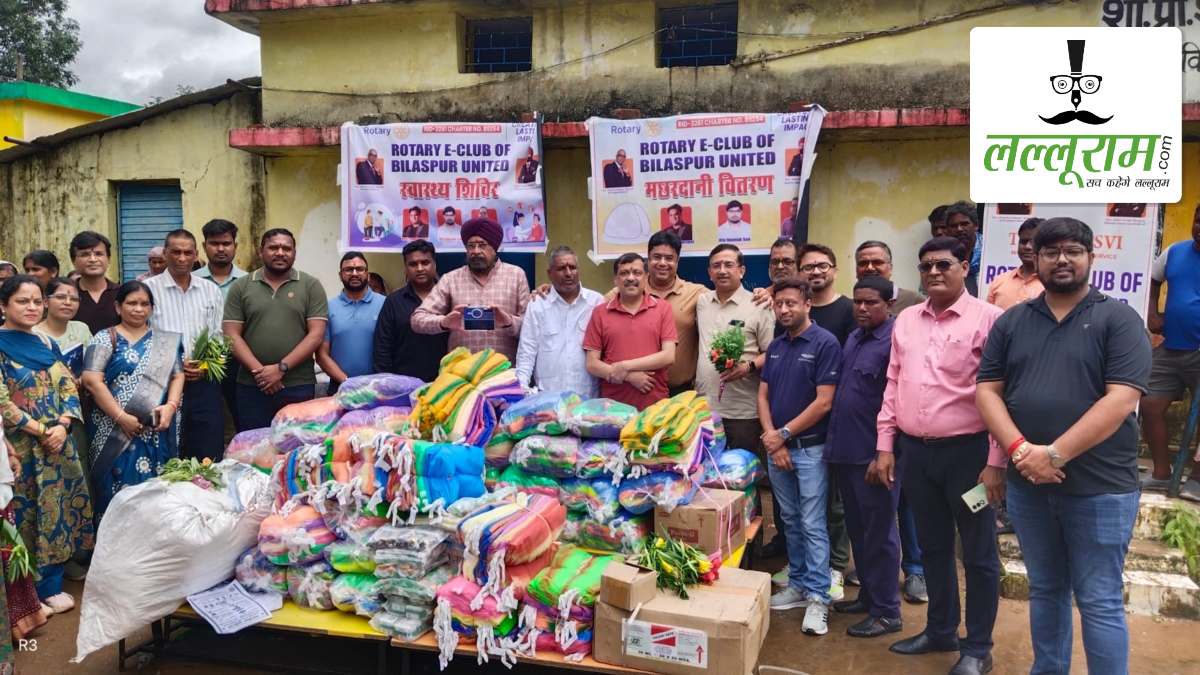 मलेरिया-डेंगू और जलजनित बीमारियों की रोकथाम को लेकर रोटरी ई-क्लब की बड़ी पहल, ग्रामीणों को बांटी 1500 मच्छरदानियां और 500 क्लोरीन बोतलें, स्वास्थ्य जांच के साथ बीमारी से बचाव की दी जानकारी