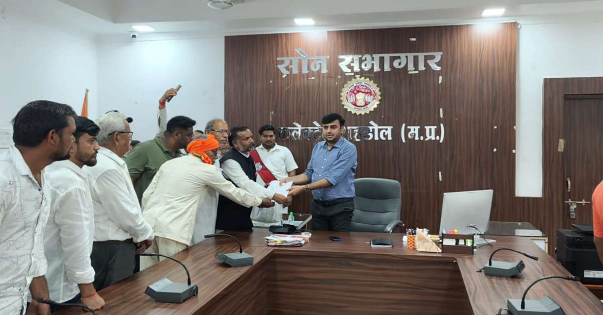 शहडोल में जब कलेक्टर से बोले किसान- ‘आप ही हमारे भगवान, नीचे खड़े भाइयों से भी मिल लीजिए’; हाथ जोड़कर लगाई गुहार