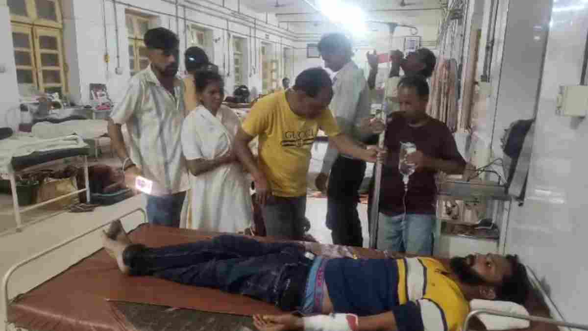 पानी के छींटे पड़ने पर बवाल: कार सवार तीन युवकों ने युवक पर चाकू-ब्लेड से किया हमला, अस्पताल में कराया भर्ती 