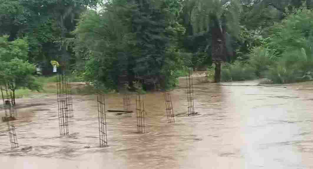 हद है! स्वीकृत स्थल की जगह नदी की धार में खड़े कर दिए स्कूल के पिलर, तहसीलदार के स्टे आदेश की भी अनदेखी
