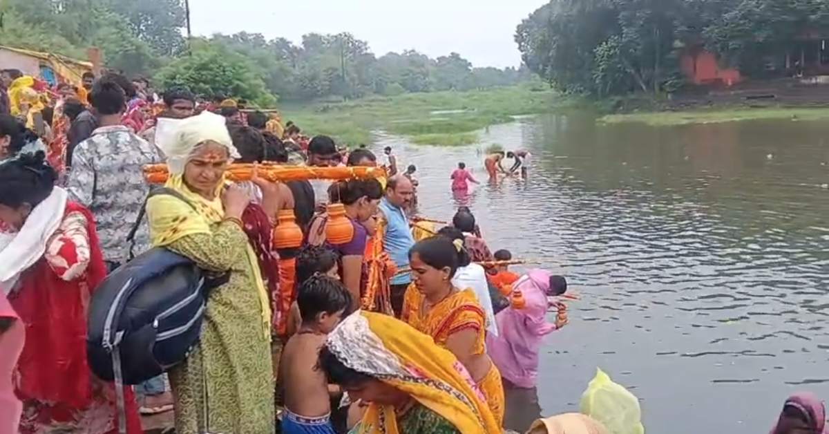 आस्था का अनुपम संगम: दूषित पानी के बीच सीवन तट पर उमड़ा जनसैलाब, आस्था के दीपकों ने प्रज्वलित की भक्ति की ज्योति