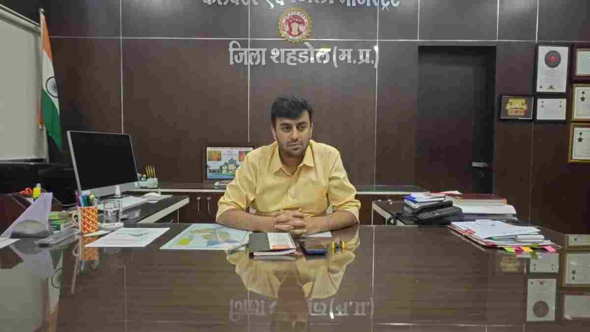 सरकारी काम में देरी पड़ी भारी: कलेक्टर ने 14 अधिकारियों पर लगाया अर्थदंड, CMO पर 2 हजार का जुर्माना