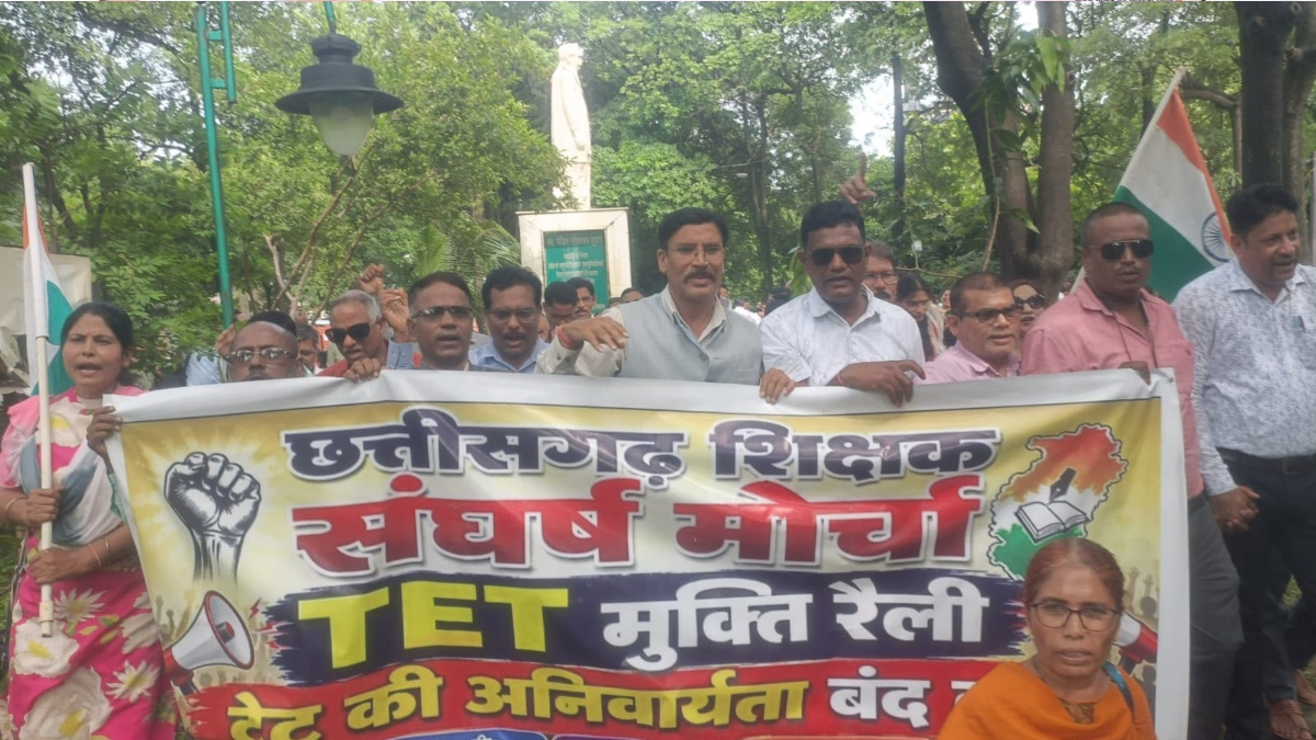 5 सूत्रीय मांगों को लेकर शिक्षकों का प्रदर्शन: टेट मुक्ति रैली निकालकर CM और शिक्षामंत्री के नाम कलेक्टर को सौंपा ज्ञापन