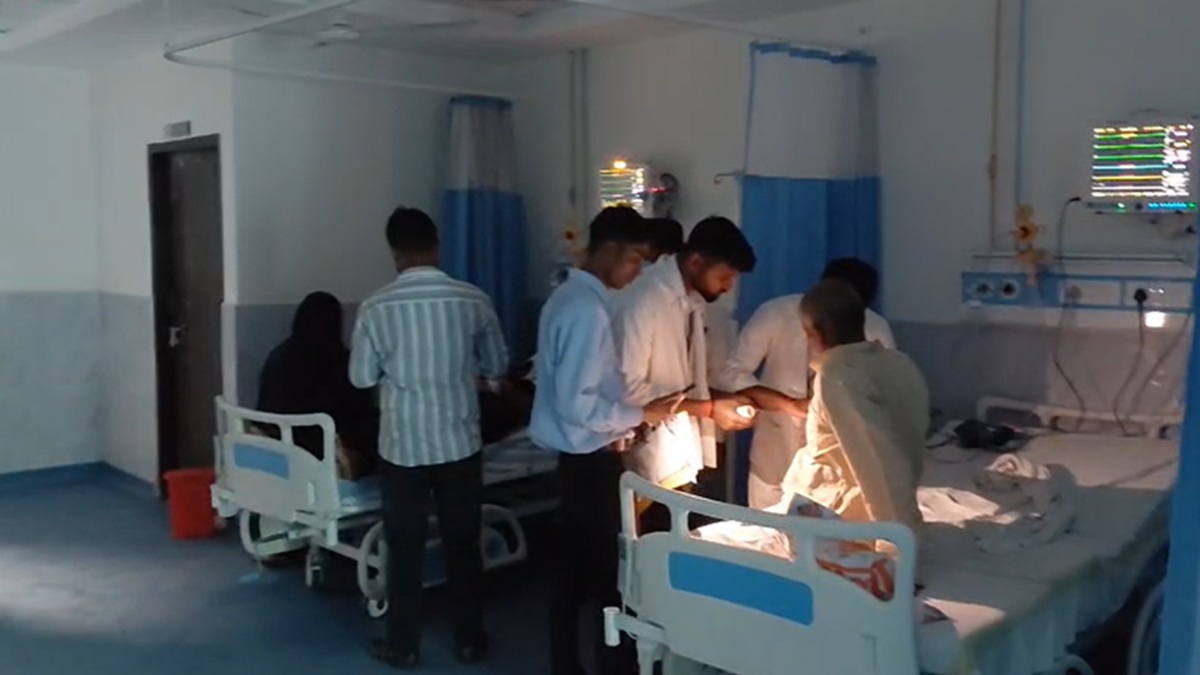सासाराम मॉडल अस्पताल में बड़ी लापरवाही, बिजली गुल होने पर मोबाइल की रोशनी में हुआ इलाज