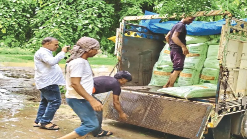 Sawai Madhopur Fertilizer Seized: तिरपाल के नीचे छिपाकर ले जा रहे थे 100 कट्टे DAP, नाकाबंदी में पकड़ी गई खाद की खेप; 3 पर FIR