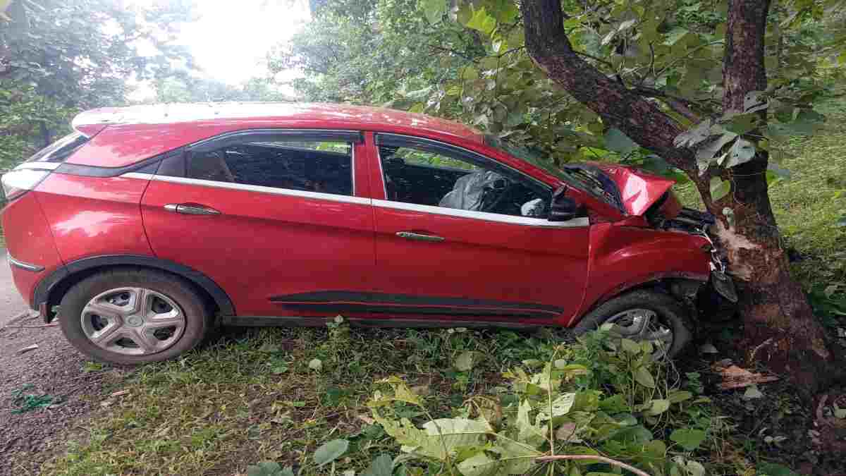 स्कूल पहुंचने की ऐसी जल्दी! पेड़ से टकराई तेज रफ्तार कार, 3 टीचर घायल
