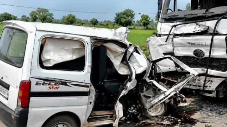 बाबा महाकाल के दर्शन कर लौट रहे गुजरात के 6 श्रद्धालुओं की हुई मौत