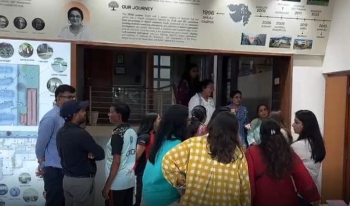 आनंद निकेतन स्कूल में खाने में मिला कांच, DEO ने दिया FSSAI लाइसेंस दिखाने का नोटिस