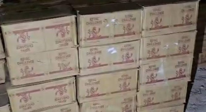 टोल प्लाजा पर खुला ‘शराब का खजाना’: 342 बक्से, 7,164 बोतलें और UP का ट्रक जब्त