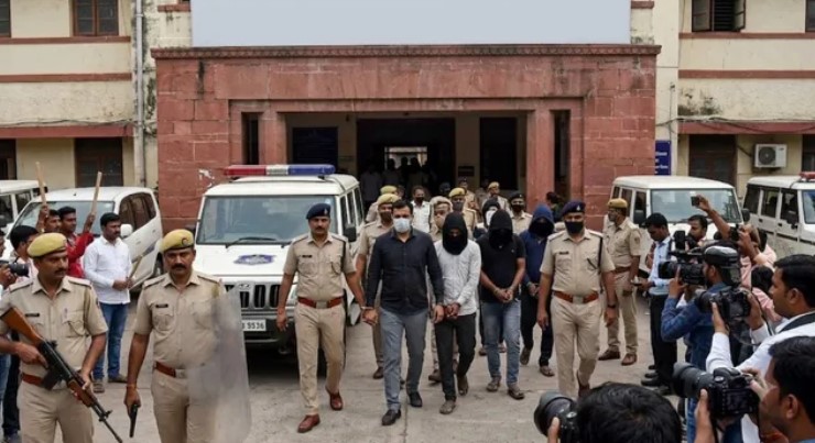 जहरीली शराब कांड : 7 की मौत के बाद एक्शन में पुलिस, मास्टरमाइंड रईस गिरफ्तार; 13 आरोपी जेल भेजे गए