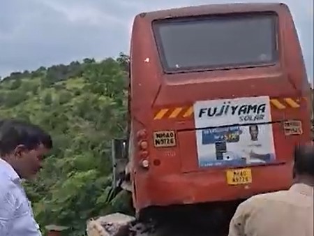 खाई के मुहाने पर अटकी 59 जिंदगियां: कन्नड़ घाट में बड़ा बस हादसा टला, स्टीयरिंग रॉड टूटने से मचा हड़कंप