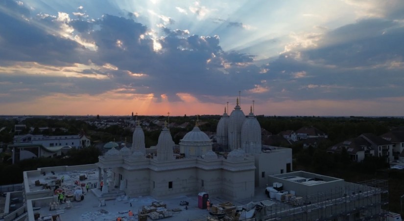 पेरिस में बना फ्रांस का पहला पारंपरिक हिंदू मंदिर, 6 सितंबर को महंत स्वामी महाराज करेंगे प्राण-प्रतिष्ठा