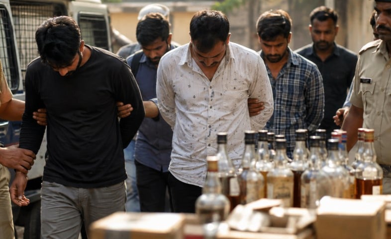 गुजरात जहरीली शराब कांड: 13 और गिरफ्तार, कुल आंकड़ा पहुंचा 27, मध्य प्रदेश कनेक्शन आया सामने