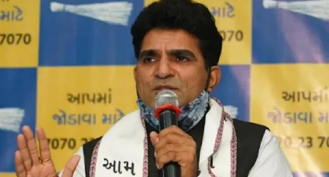 किसानों को सूखा राहत और मुफ्त बिजली दिलाने अनिश्चितकालीन धरने पर बैठे AAP प्रमुख इसुदान गढ़वी