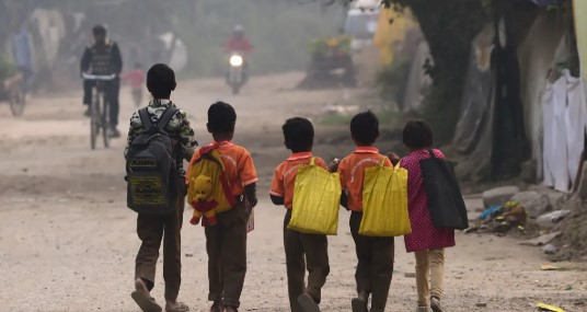सूरत में भीख मांगने वाले बच्चों को बस से स्कूल लाएगी शिक्षा समिति