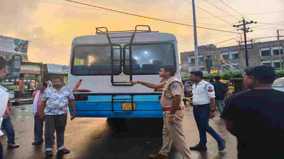 यातायात पुलिस का शिकंजा: बिना परमिट-फिटनेस दौड़ रही बस की जब्त, कार्रवाई से मचा हड़कंप