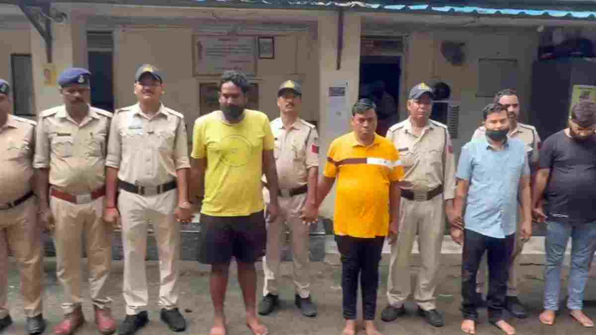 खबर का असर: जुआ पकड़ने पुलिस बनी मजदूर, तिरपाल वाले मालवाहक से फड़ तक पहुंची, 6 जुआरी गिरफ्तार