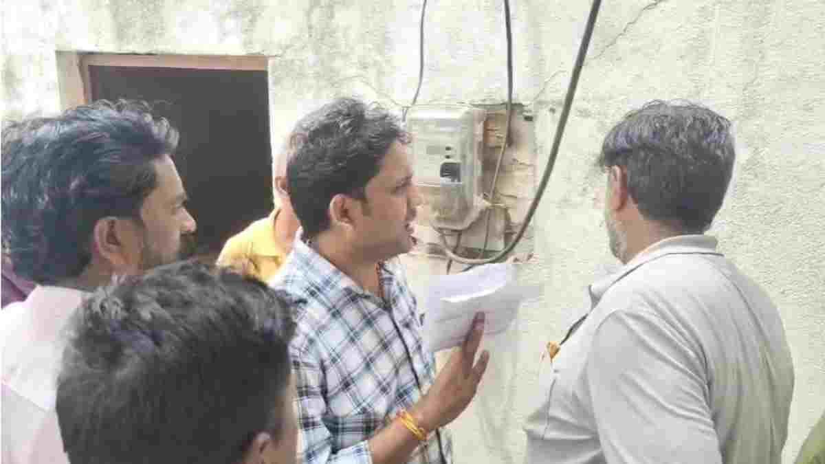 बिजली कंपनी का स्मार्ट झटका: घर में सिर्फ 2 पंखे और छत पर सोलर, फिर भी थमाया 25,000 का बिल