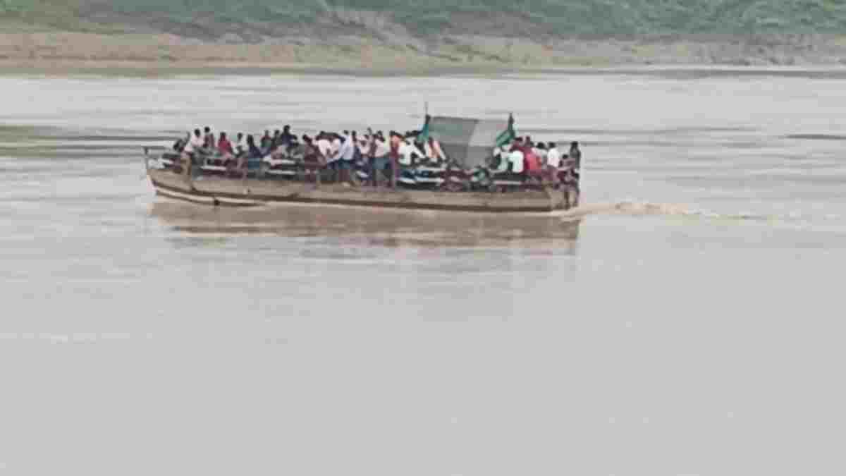 चंबल नदी में बंद हुआ स्टीमर, तेज धार में कांवड़िये समेत 150 यात्री बहकर पहुंचे भिंड, मची चीख-पुकार