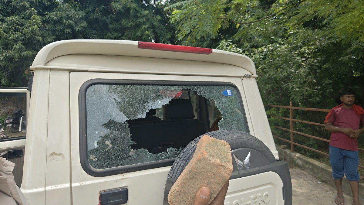 अतिक्रमण हटाने पहुंची पुलिस टीम पर पथराव, महिला पुलिसकर्मी समेत 5 घायल, दो वाहन क्षतिग्रस्त