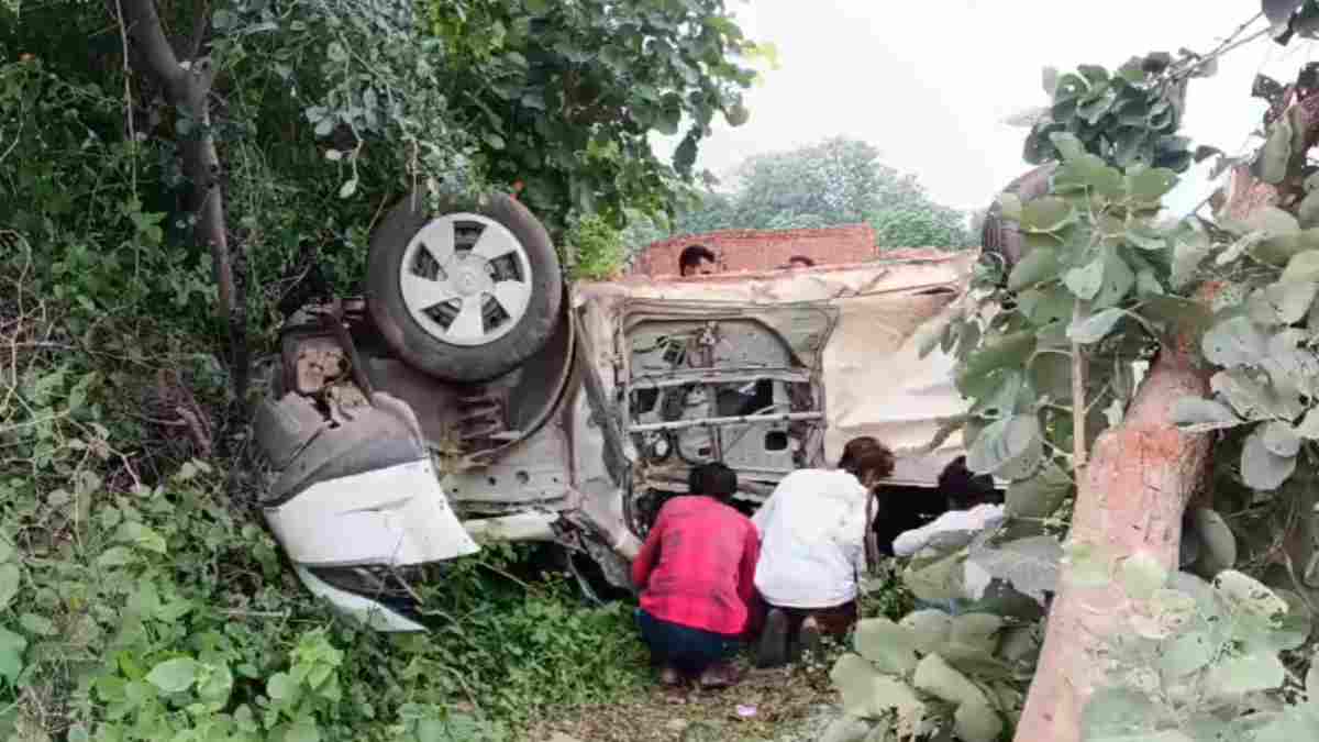 पेड़ से टकराई तेज रफ्तार कार: दर्दनाक हादसे में एक की मौत, 4 गंभीर घायल 