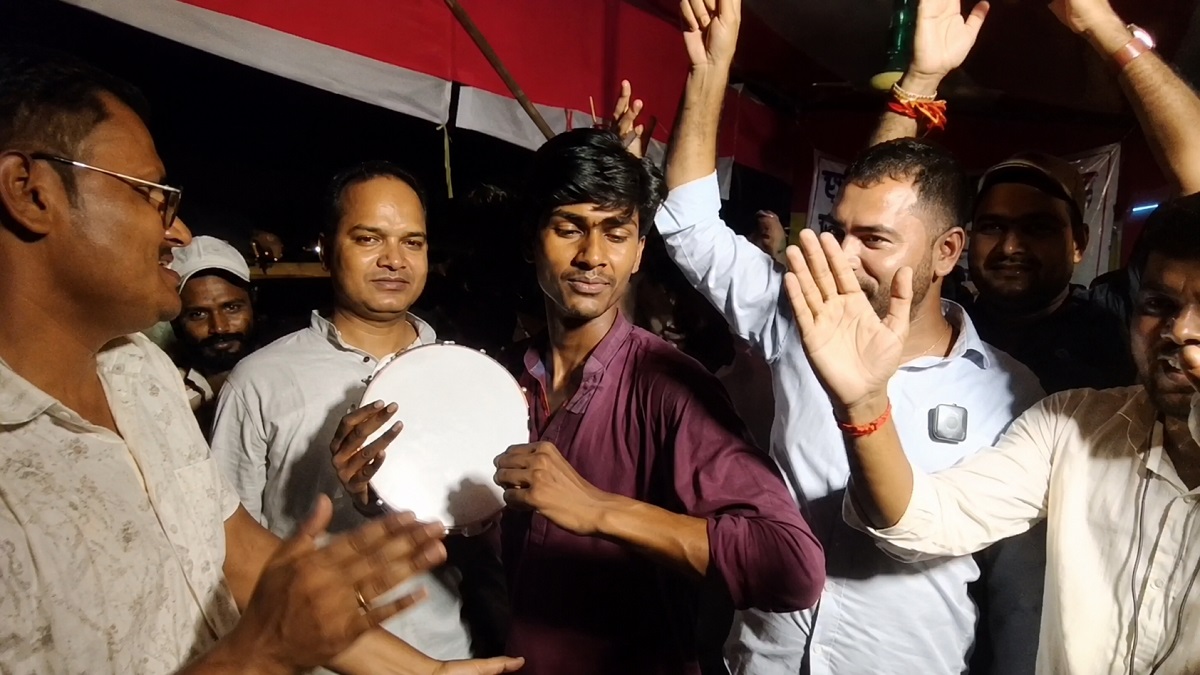 मिथिलेश तिवारी से माफीनामा आया है….एकल परीक्षा की मांग पूरी होने पर डफली लेकर खुशी से झूमे छात्र