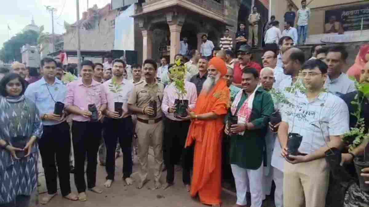 11 हजार पौधे बांट पर्यावरण संरक्षण का संदेश: सावन के अंतिम सोमवार पर महाकाल की सवारी में श्रद्धालुओं को वितरित किए पौधे  