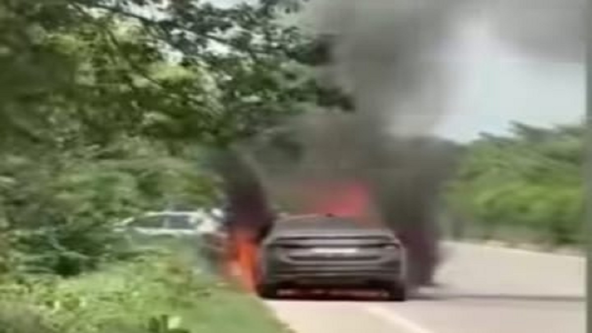 हाईवे पर दौड़ती Skoda Slavia बनी आग का गोला, भाई-बहन ने कूदकर बचाई जान; कुछ ही मिनटों में जलकर खाक हुई कार
