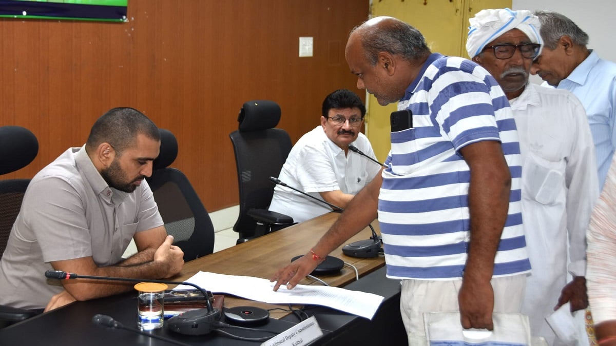 समाधान शिविर में नगराधीश ने सुनीं शिकायतें, अधिकारियों को दिए त्वरित निपटान के निर्देश