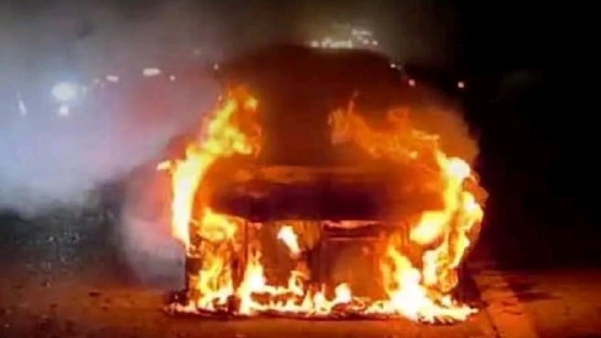 डायल 112 की गाड़ी में अचानक भड़की आग, तीन पुलिसकर्मियों ने कूदकर बचाई जान