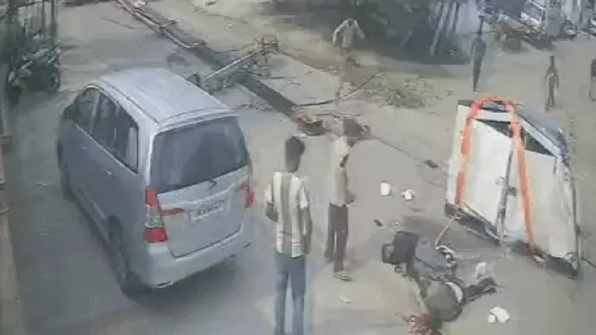 CCTV में कैद पंचकूला का दर्दनाक हादसा: क्रेन पलटी, जनरेटर समेत 2 कर्मचारी सड़क पर गिरे