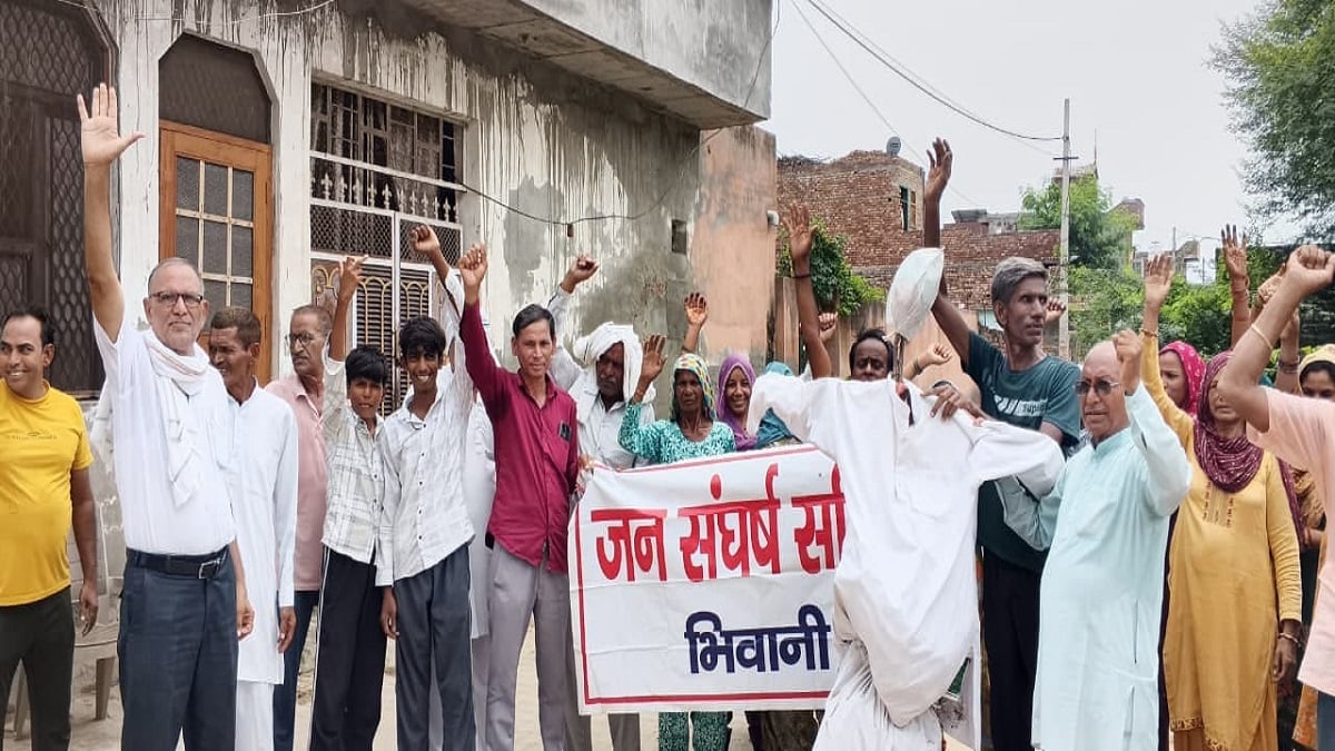 हल्द्वानी विवाद की आंच हरियाणा पहुंची: भिवानी में प्रदर्शनकारियों ने उत्तराखंड सरकार का पुतला जलाया