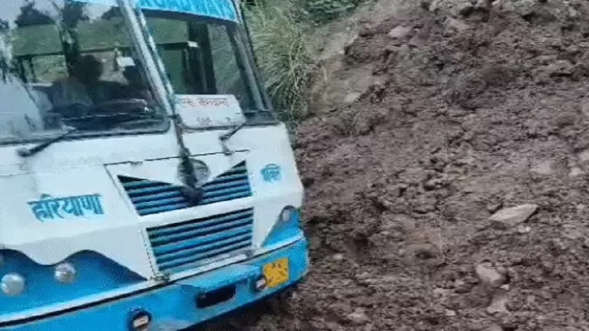 पंचकूला में लैंडस्लाइड के बीच फंसी 70 यात्रियों से भरी बस, हरियाणा के कई जिलों में उफान पर नदियां