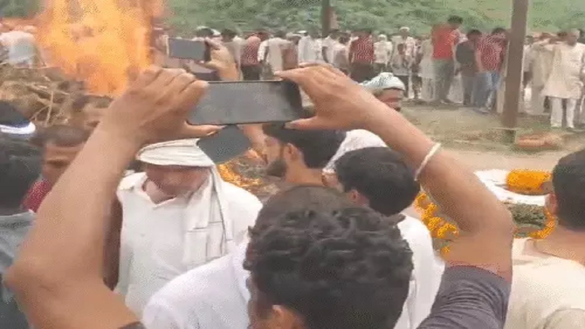 दादरी के शहीद जवान रवि प्रकाश का सैन्य सम्मान से अंतिम संस्कार, 8 साल के बेटे ने दी मुखाग्नि