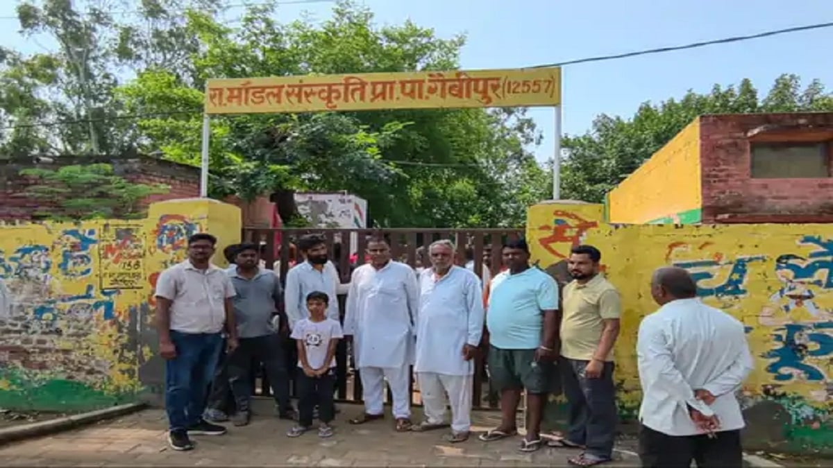 361 बच्चों पर सिर्फ 3 शिक्षक, ग्रामीणों ने स्कूल पर जड़ा ताला; अगले दिन सरपंच सस्पेंड