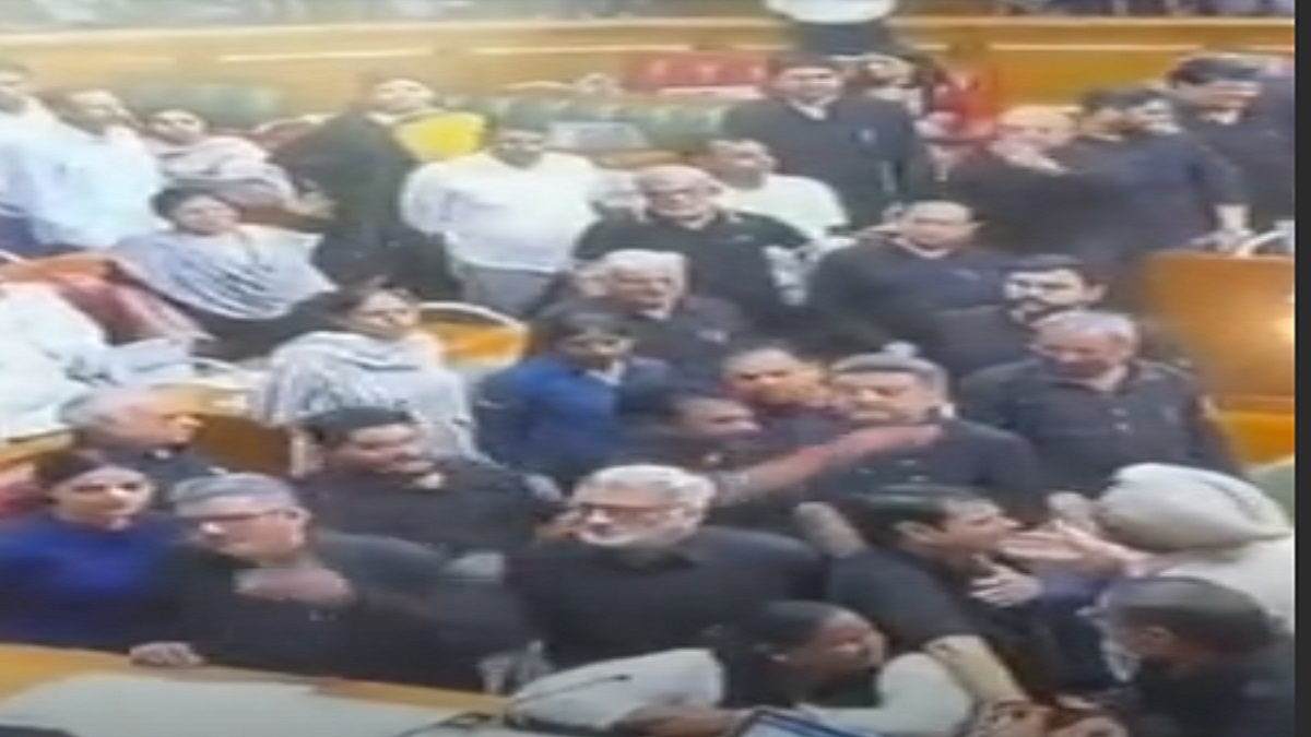 विधानसभा में भारी हंगामा: हुड्डा के धक्कामुक्की वाले वीडियो वायरल, 8 कांग्रेस विधायक सस्पेंड